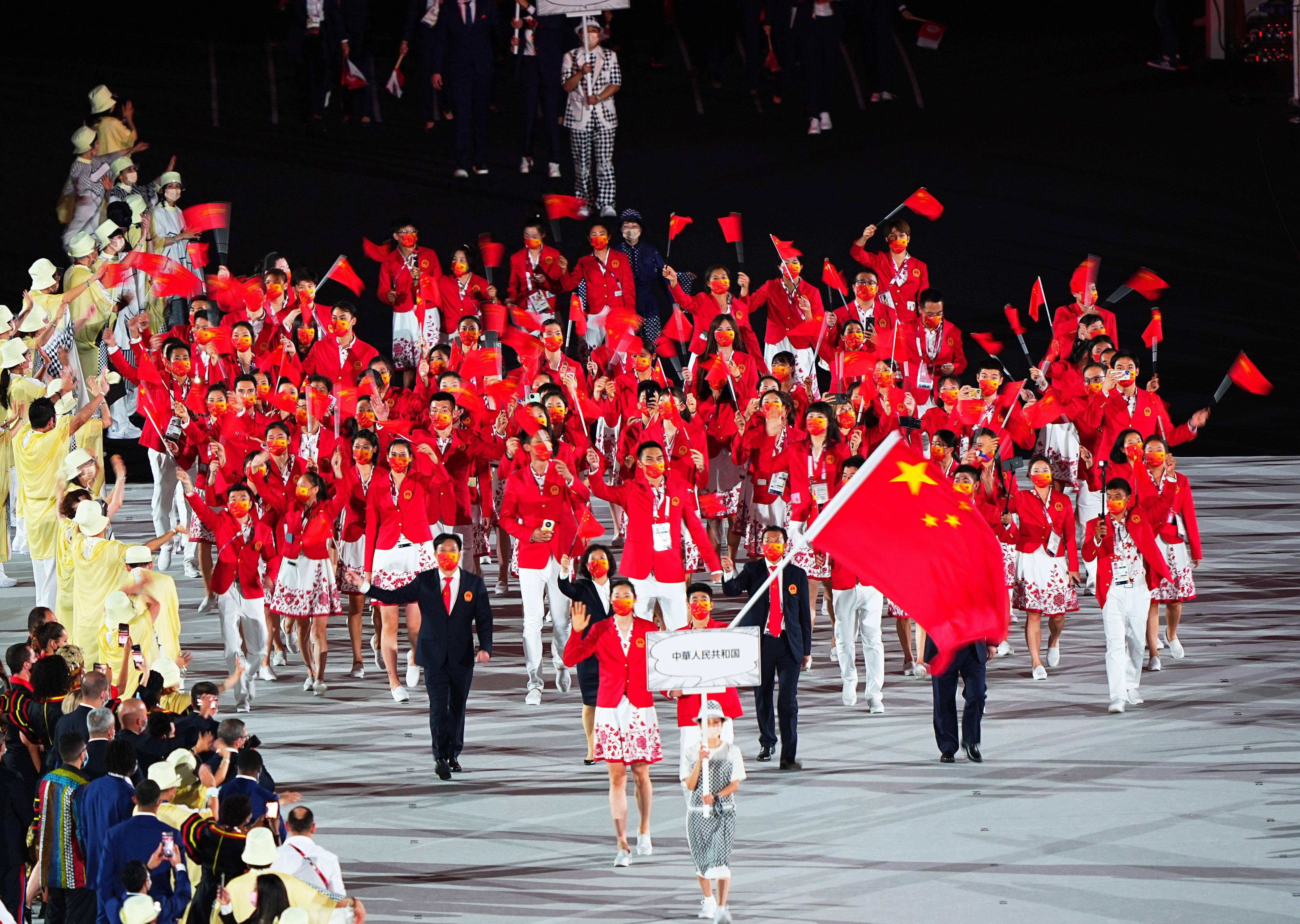 孙颖莎对阵中国女排展开拉锯大战，最终险胜对手
