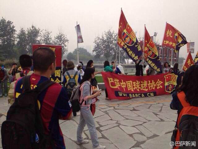 丁俊晖回归首秀大放异彩，巴萨主场球迷高呼名字